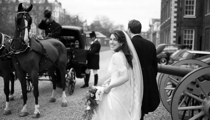 horse drawn carriage Wedding Photographer at The Royal Hospital, Chelsea and the Caledonian Club for Katy and Paddy