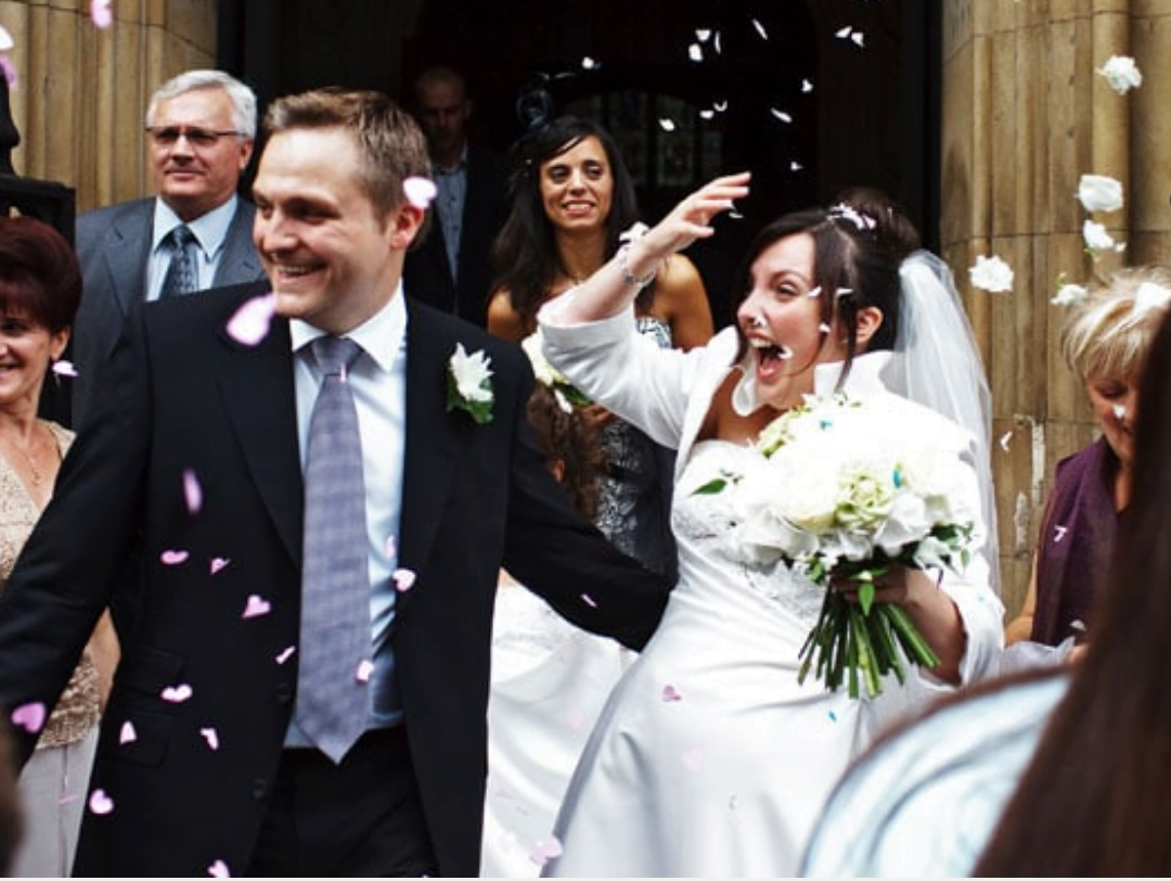 St Bride's Church wedding photographer - confetti
