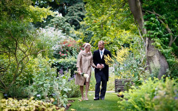 Wedding photographer chelsea physic garden