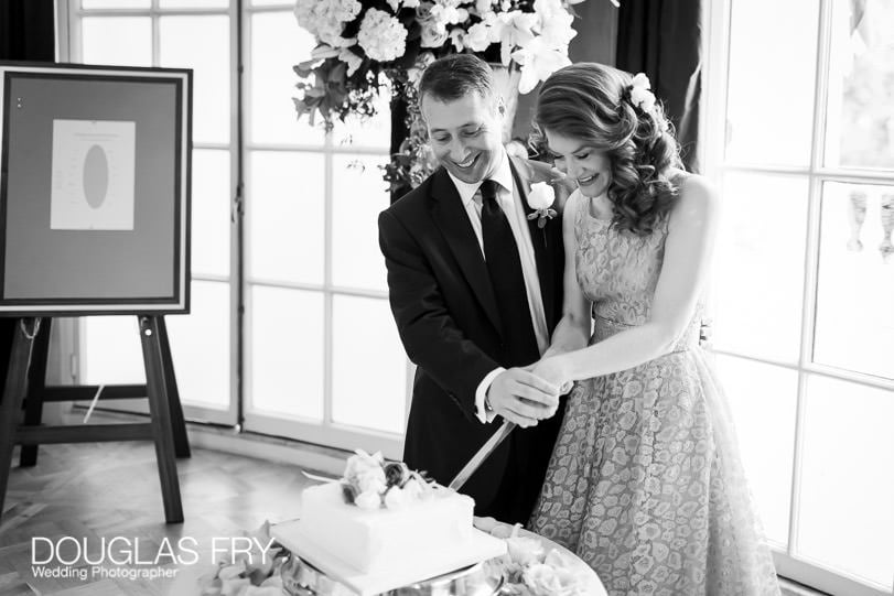 Wedding Photographer Mandarin Oriental Hotel - cutting the wedding cake